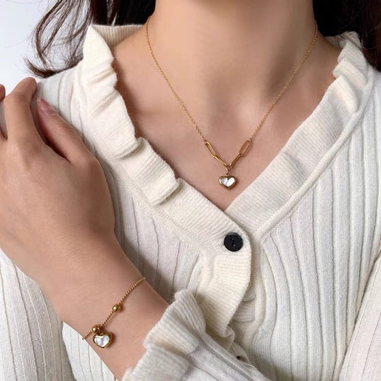 Amore shell gold necklace