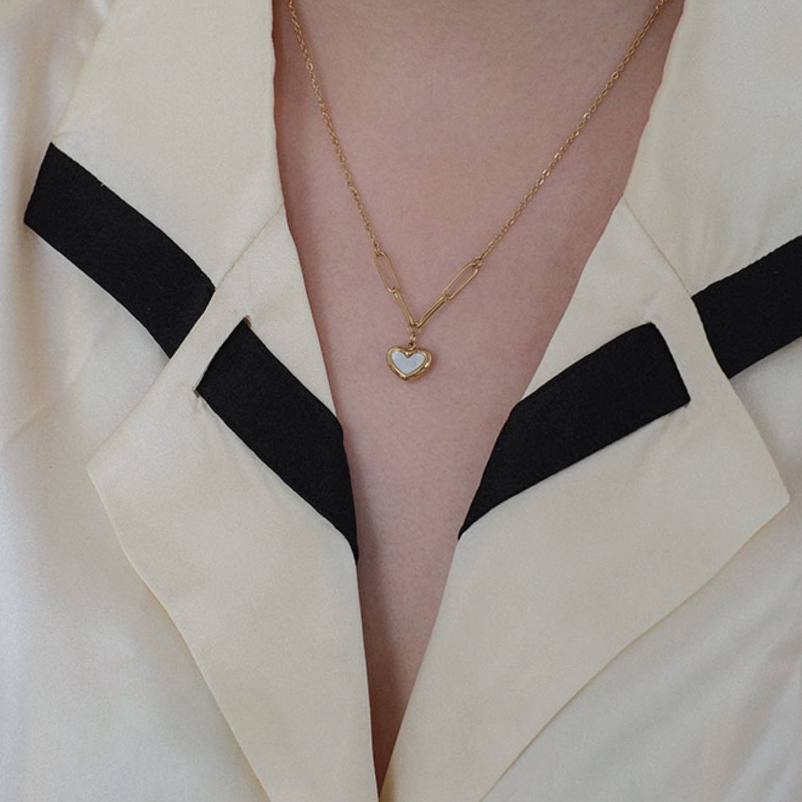 Amore shell gold necklace