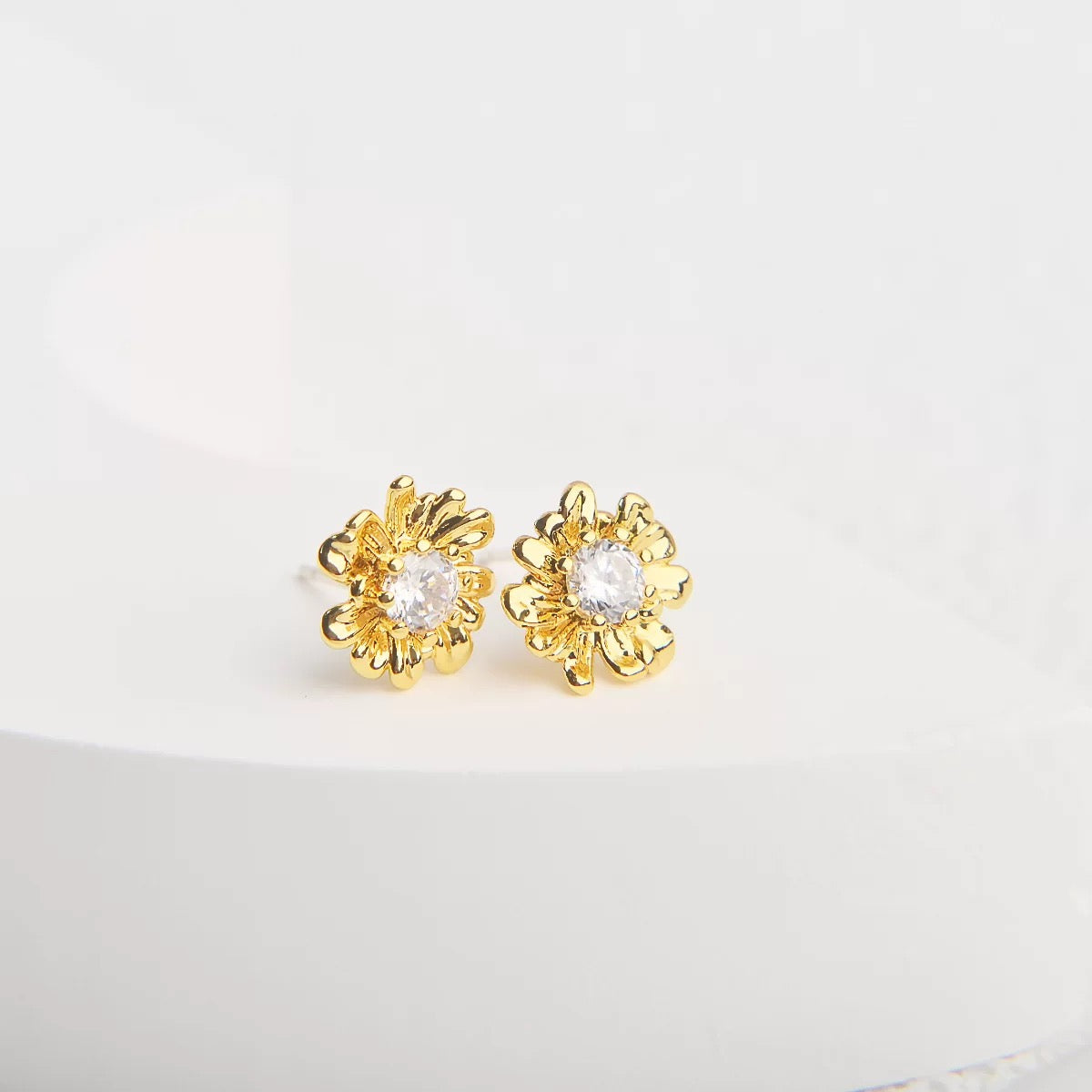 1-Daisy Gold Ear Studs