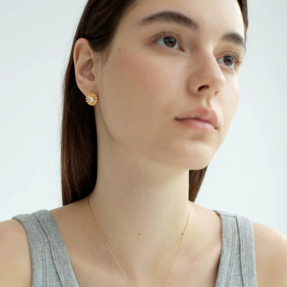 1-Daisy Gold Ear Studs