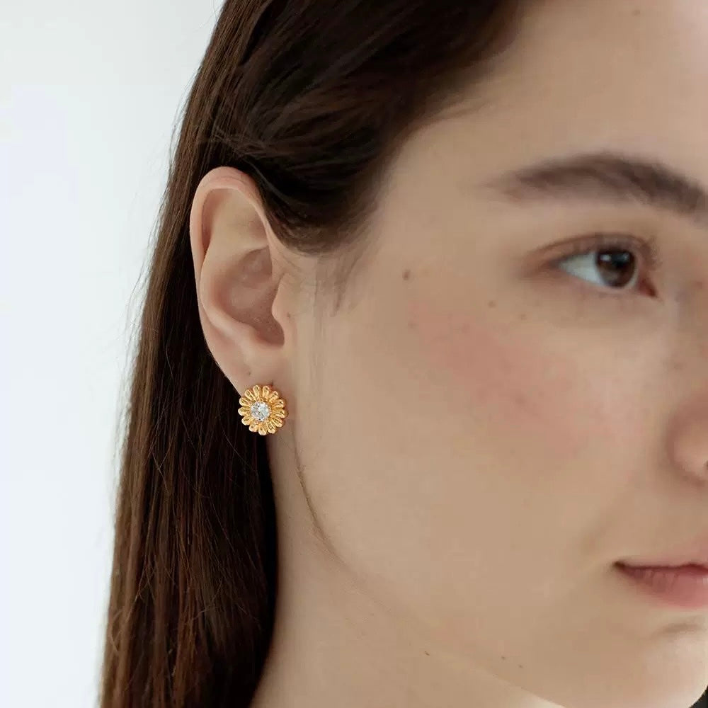 1-Daisy Gold Ear Studs