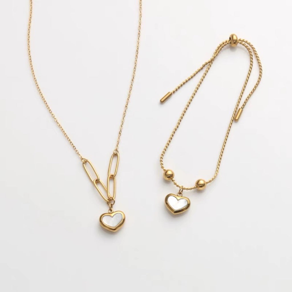 Amore shell gold necklace