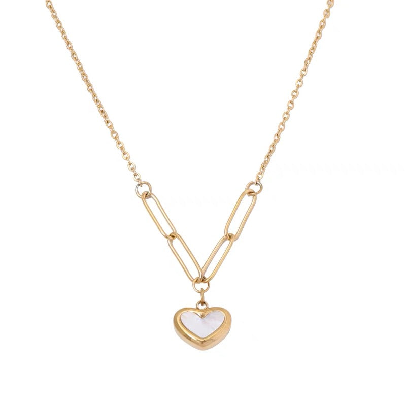 Amore shell gold necklace